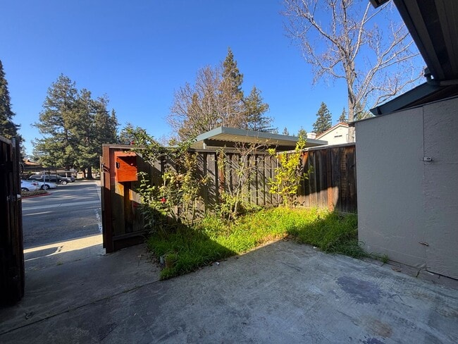 Building Photo - Charming 3-Bedroom, 2-Bath Townhome in Prime Fremont Location