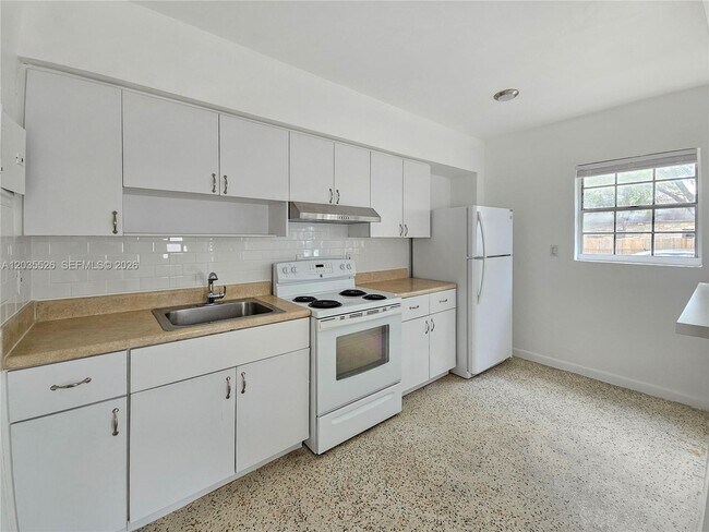 Building Photo - 6601 SW 10th St