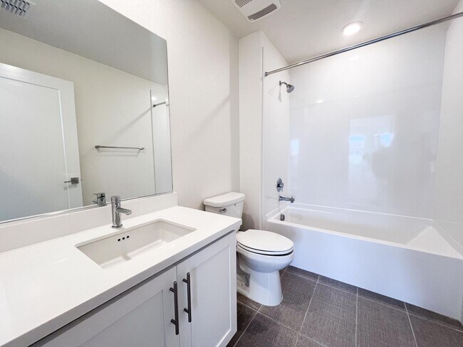 Building Photo - Newer Spacious 5 Bedroom Home Located in C...