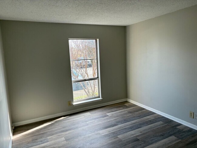 Building Photo - 515 Basswood Ave