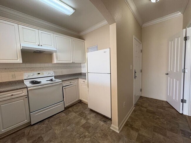 Building Photo - Ground Level, Two Bedroom Condo in Davis Oaks