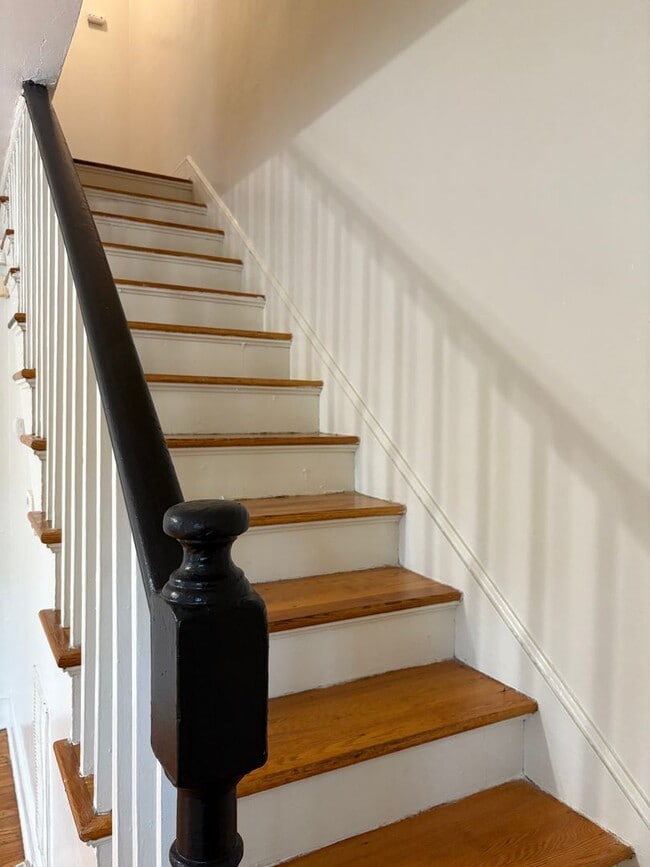 Building Photo - Spacious Townhouse Near Duke and Broad St / Fenced Yd