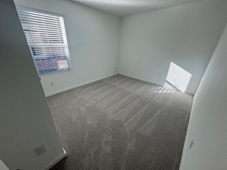 Bedroom 3 - 14138 Lampard St