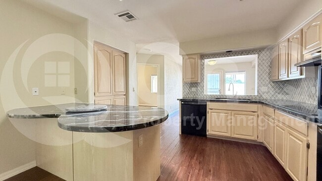 Building Photo - 822 W Earll Dr