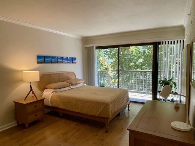 Building Photo - 1 Bedroom 1 Bathroom Downtown Unit with Pa...