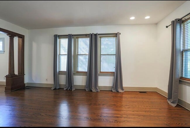 Building Photo - Beautiful 4 Bedroom Home Near Blackstone!