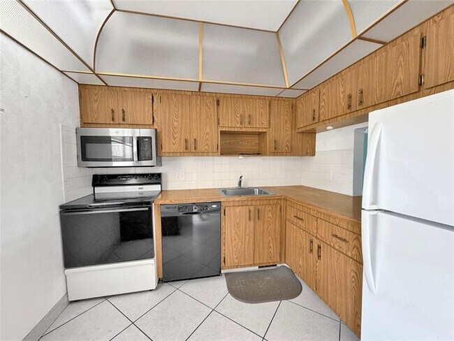 Building Photo - 1035 Country Club Dr