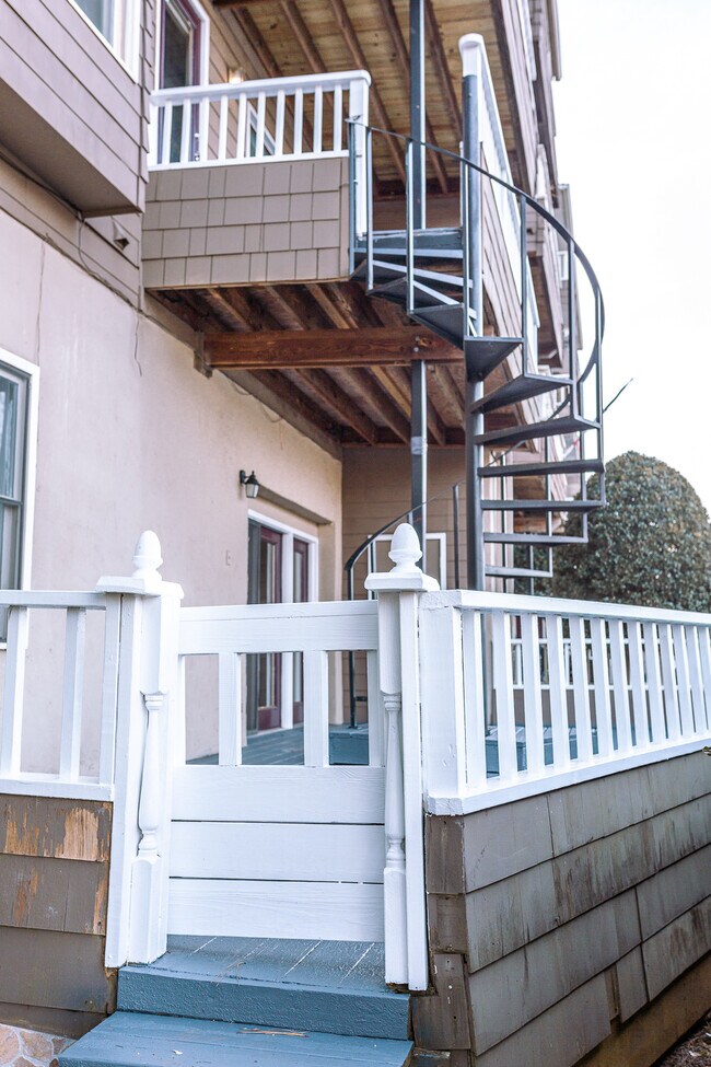 Building Photo - 9808 Emerald Point Dr