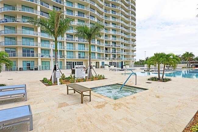 Building Photo - 3000 Oasis Grand Blvd