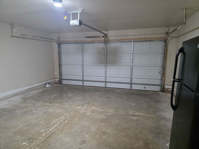 Building Photo - 3 Bedroom 2 bath home!