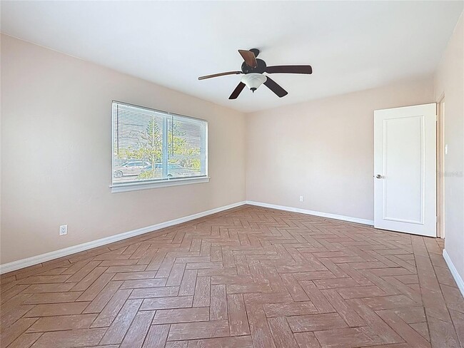 Building Photo - 5810 Tangerine Ave S