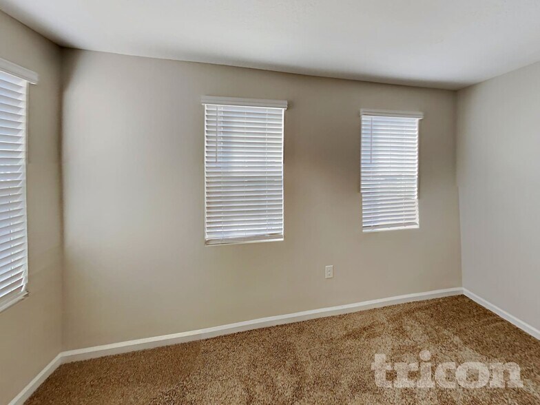 Building Photo - 2038 Sloans Outlook Dr