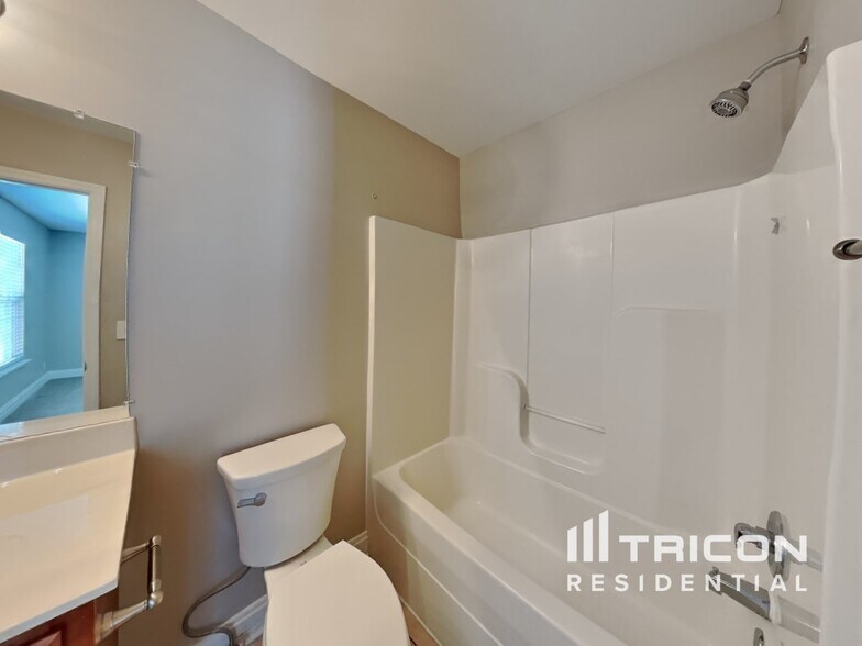 Building Photo - 4212 Aurora Cir