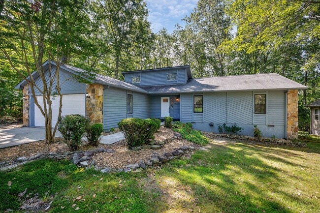 Primary Photo - Location, location, location! 3 bedroom / 2 bath remodeled home in the middle of Fairfield Glade ...