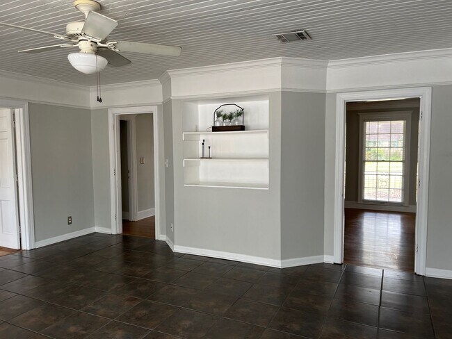 Building Photo - Beautiful and updated South Highlands 3BR/2BA.