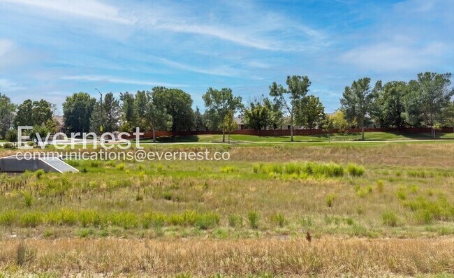 Building Photo - 3 Bed/2.5 Bath Town Home with Garage / Available Now!