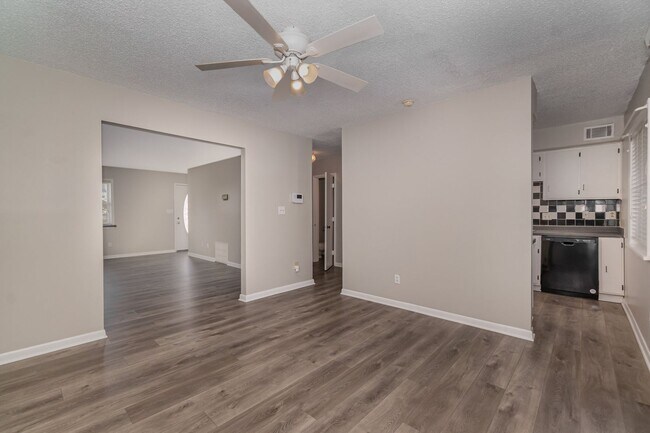 Building Photo - MOVE-IN READY!