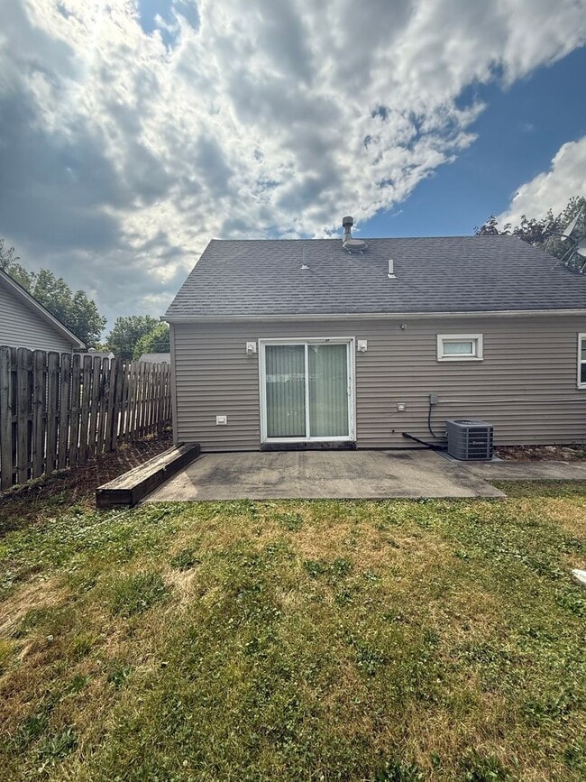 Building Photo - Austintown, Updated 3/4 Bedroom, 1 1/2 Bat...