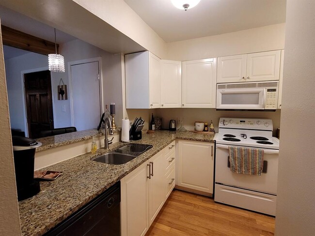 Building Photo - 6910 Hart Ln