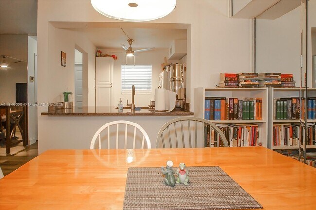 Building Photo - 407 Gardens Dr
