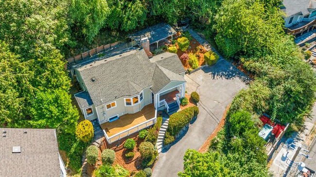 Building Photo - Charming Beach Drive Craftsman w/ AC and V...