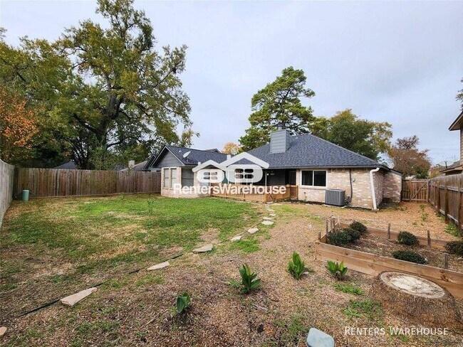 Building Photo - 2118 Creston Dr