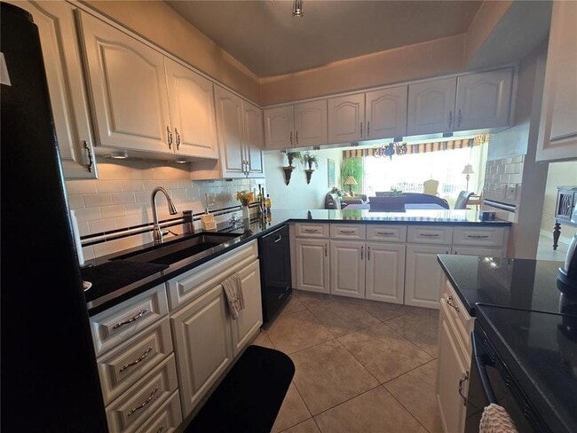 Building Photo - 634 Edgewater Dr