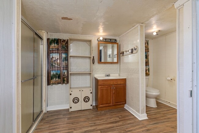 Building Photo - 2 Bedroom | 1 Bathroom | With a Large Deta...