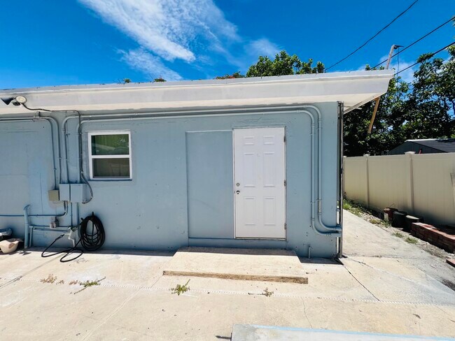 Building Photo - 1210 S D St