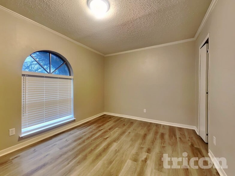 Building Photo - 1201 Kingston Dr
