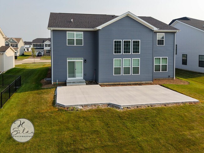 Building Photo - 10784 Saxony St