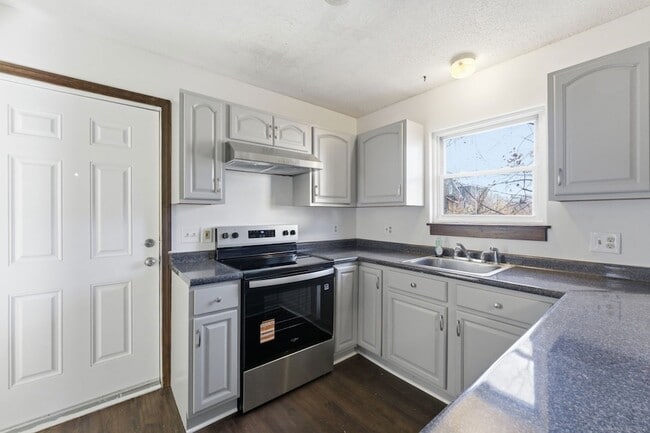 Building Photo - 33 Guilford St