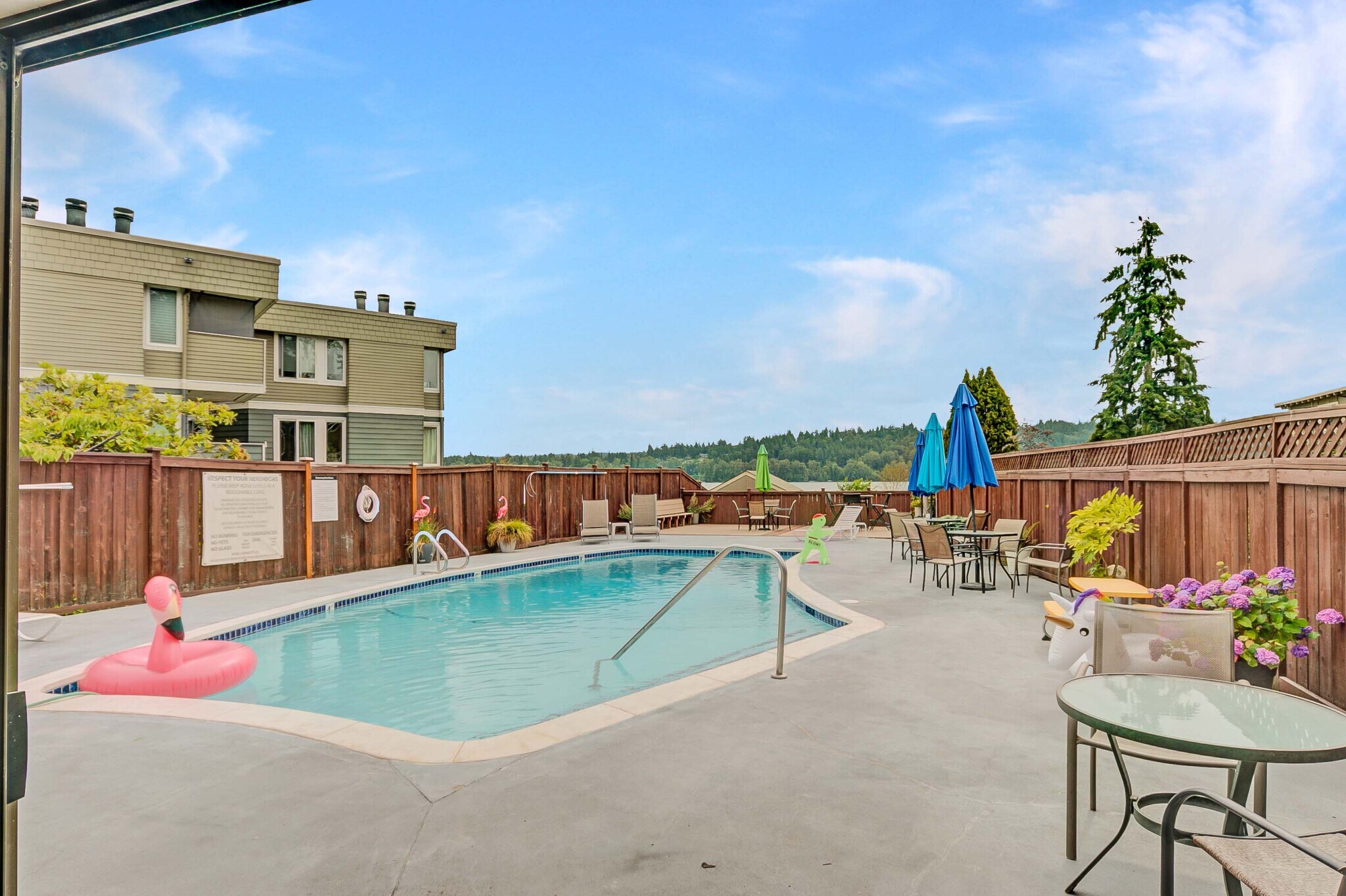 Building Photo - 4050 W Lake Sammamish Pky NE