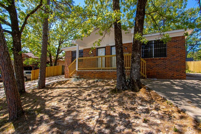 Building Photo - 600 Mimi Ln