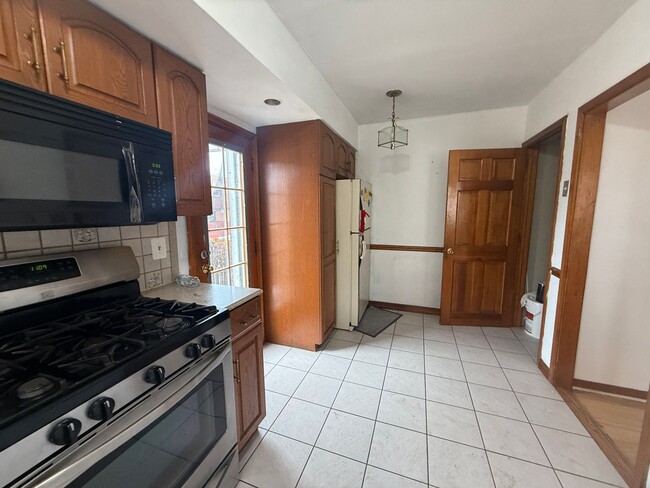 Building Photo - 3 bedroom 1.5 bath house available in Nort...