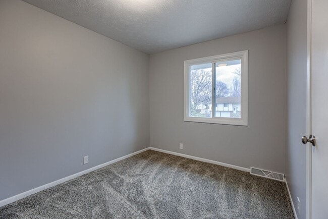 Building Photo - Great 4 Bedroom In Willow Wood!!