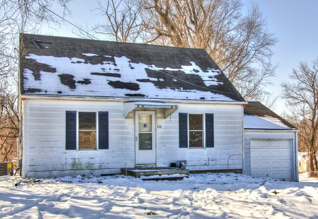 Building Photo - Large 3 Bedroom, 2 Bathroom - Pyramid Properties