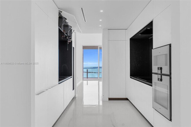 Building Photo - 300 Biscayne Blvd Way