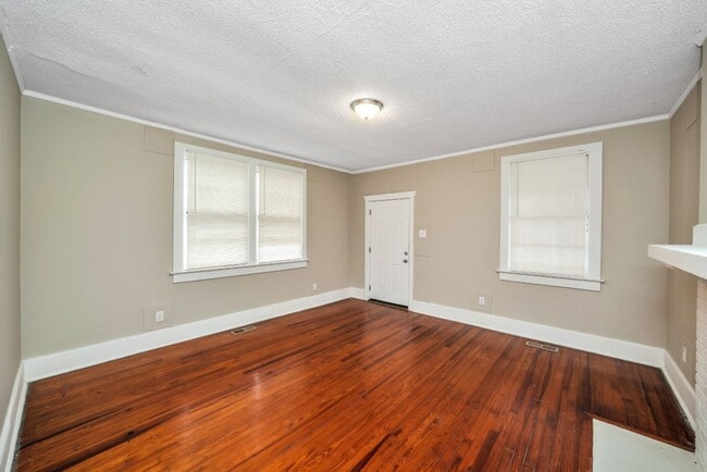 Building Photo - Updated 2-Bedroom Duplex – $800/month | Ta...