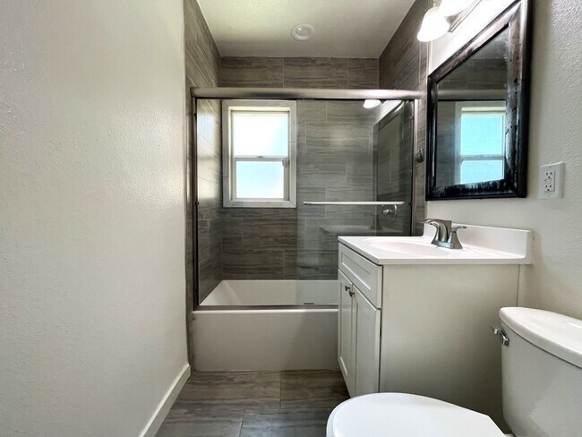Building Photo - 1629 Kendall Dr