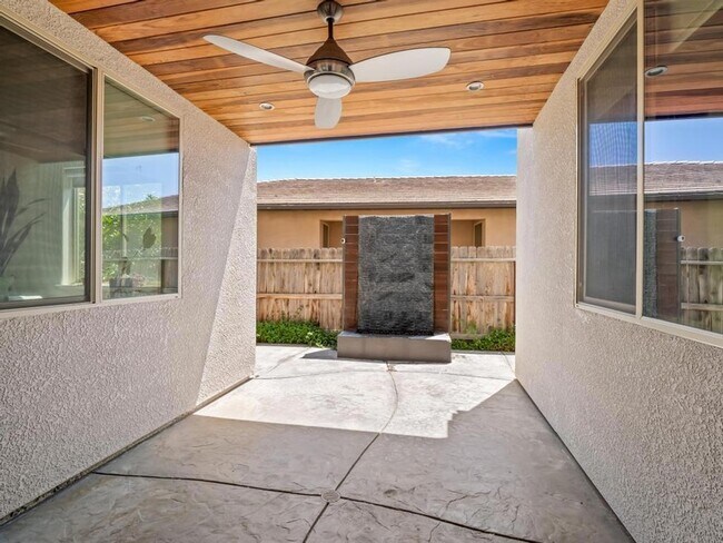 Building Photo - 1229 E Via Roma Dr
