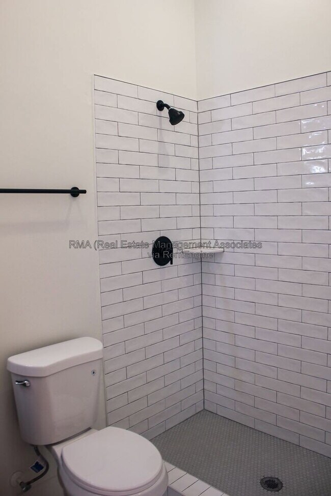 Building Photo - 4 6/8 Zebulon St