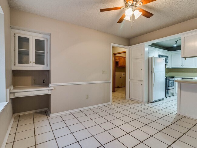 Building Photo - Large Corner Lot - 4 Bed/2.5 Bath + Study - 1 mile from PC North High School