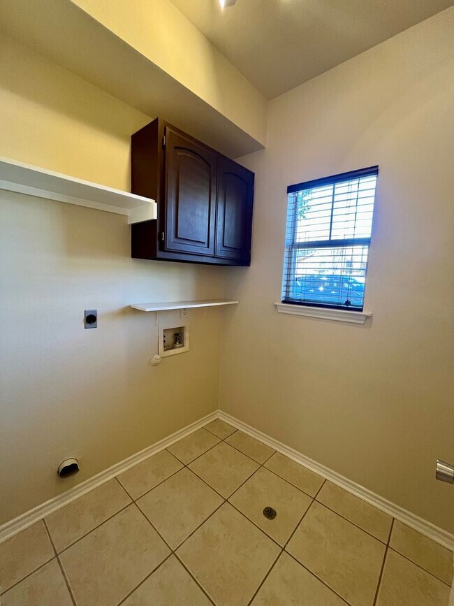 Building Photo - Conveniently Located to Randolph AFB, 4/2.5 ~ Large Backyard ~ Storage Shed ~ Move In Ready!