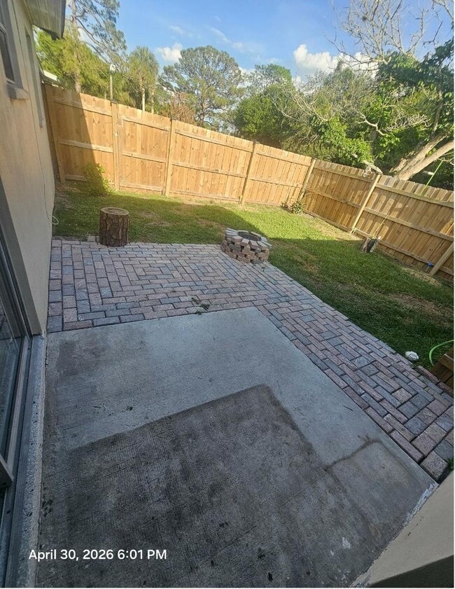 Building Photo - Beautiful and cozy 2/1 apartment available now!