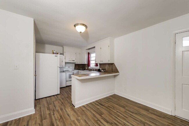 Building Photo - "Cozy 2-Bedroom Gem on Bond Street – Pet-Friendly Winston-Salem!"