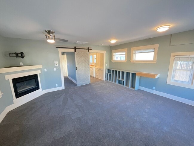 Building Photo - 1 Bedroom Home Available Near Colorado Ave & S 10th St!