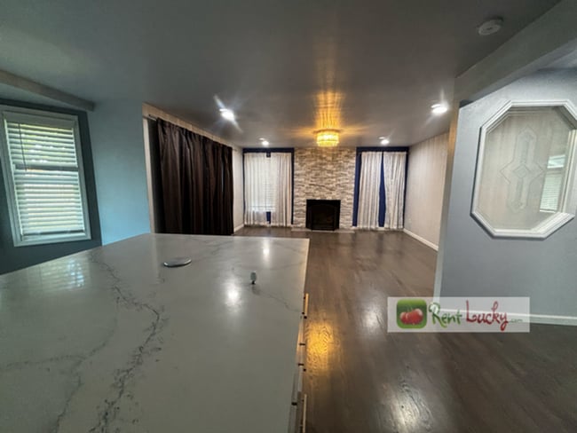 Building Photo - Stunning & Spacious 4 Bedroom Home with 2....