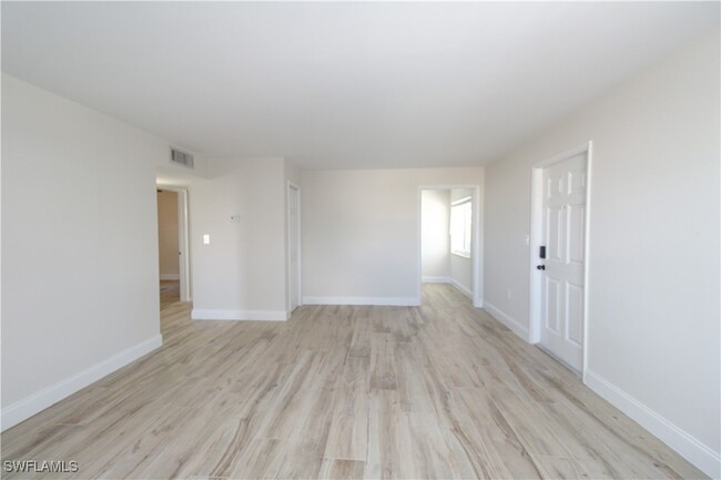 Building Photo - 2102 Alamanda Dr