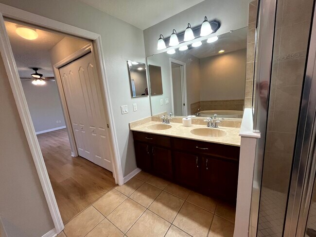 Building Photo - 7843 Foxgrove Dr